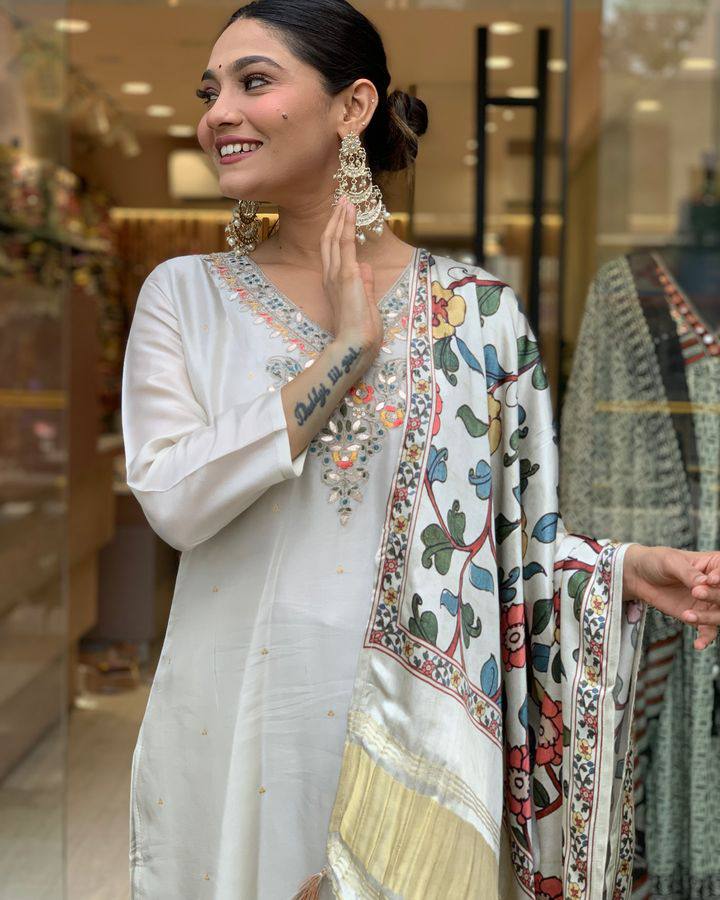 Women’s Off-White Viscose Chanderi Embroidered Kurta Set with Printed Lagdi Satin Dupatt