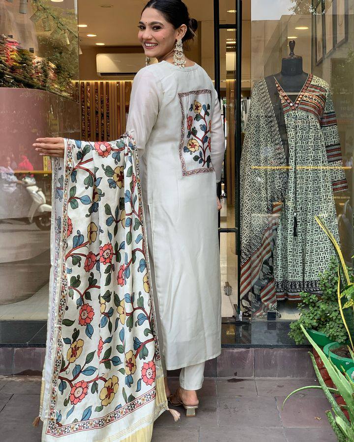 Women’s Off-White Viscose Chanderi Embroidered Kurta Set with Printed Lagdi Satin Dupatt