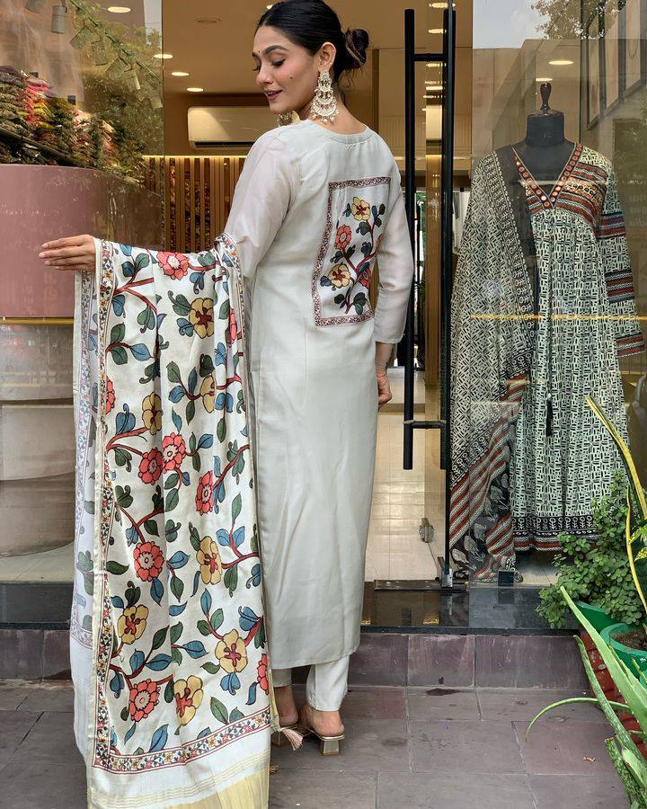 Women’s Off-White Viscose Chanderi Embroidered Kurta Set with Printed Lagdi Satin Dupatt