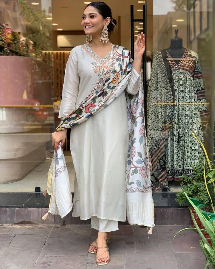 Women’s Off-White Viscose Chanderi Embroidered Kurta Set with Printed Lagdi Satin Dupatt