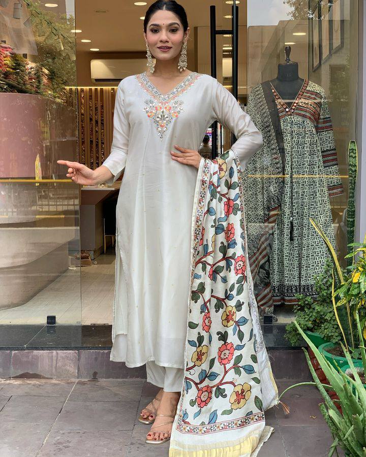 Women’s Off-White Viscose Chanderi Embroidered Kurta Set with Printed Lagdi Satin Dupatt