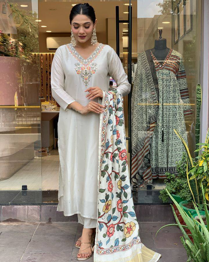 Women’s Off-White Viscose Chanderi Embroidered Kurta Set with Printed Lagdi Satin Dupatt
