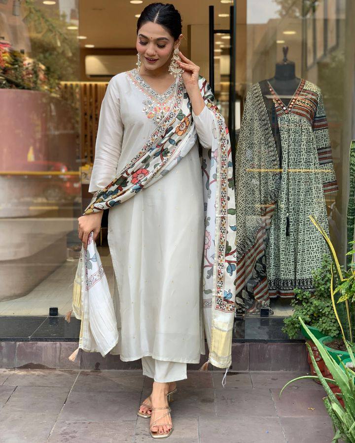 Women’s Off-White Viscose Chanderi Embroidered Kurta Set with Printed Lagdi Satin Dupatt